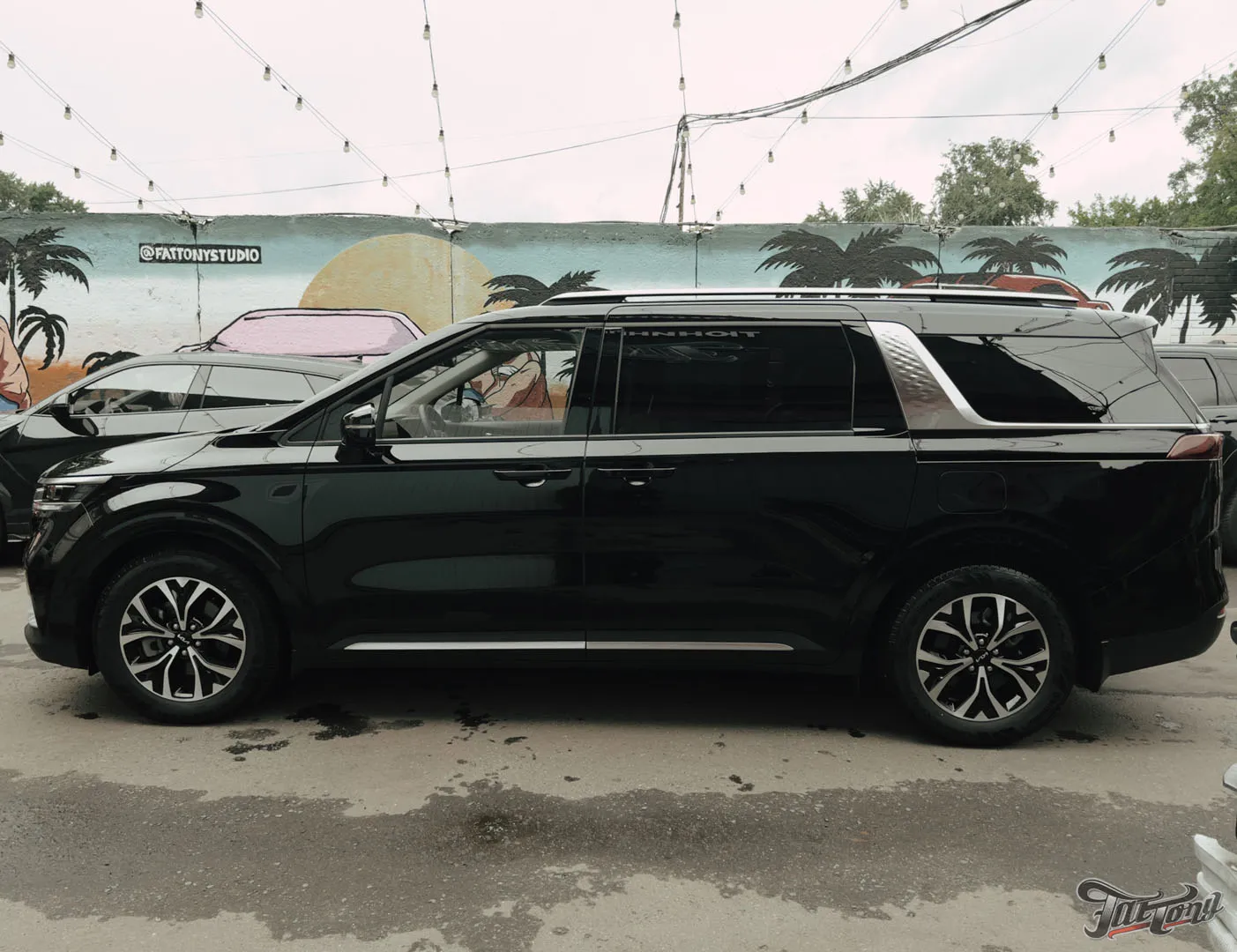 Большой проект для семейного автомобиля Kia Carnival, часть 2: оклейка матовым полиуретаном, цветные ремни, перетяжка руля, антихром, окрас суппортов, детейлинг
